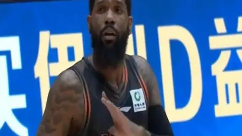 郑钦文迎战萨巴伦卡第六战，Queen Wen 同心助力！